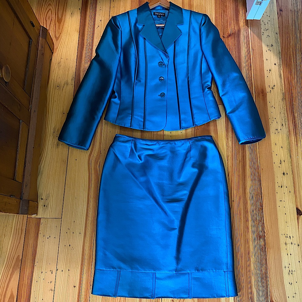 Tahari Silk and Wool Turquoise Skirt Suit Size 8